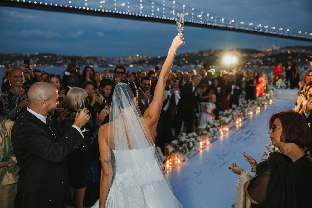 Piste de danse d’un mariage avec DJ et éclairage à Istanbul