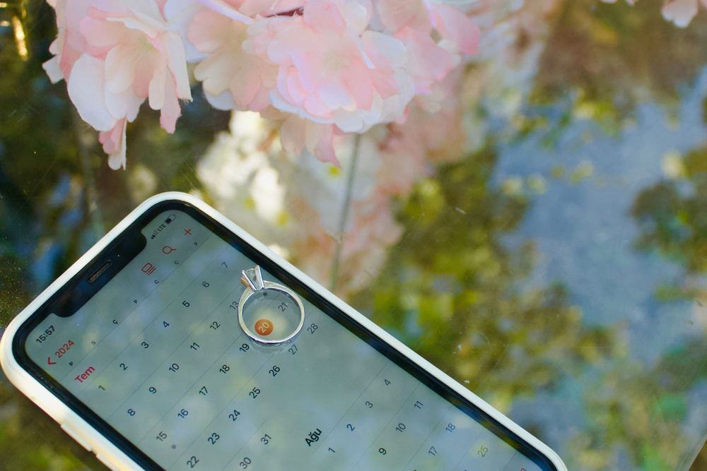 Bague de fiançailles sur le calendrier d’un téléphone — la date du mariage fixée à distance
